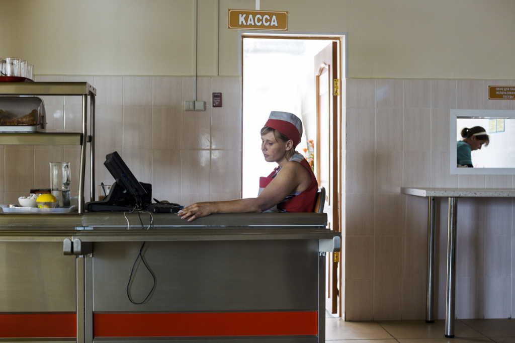 Lousia Marie Summer. Cashier. From the series What Remains of The Future – Siberia. 2013. Pigmenttinditrükk. 60 x 40 cm